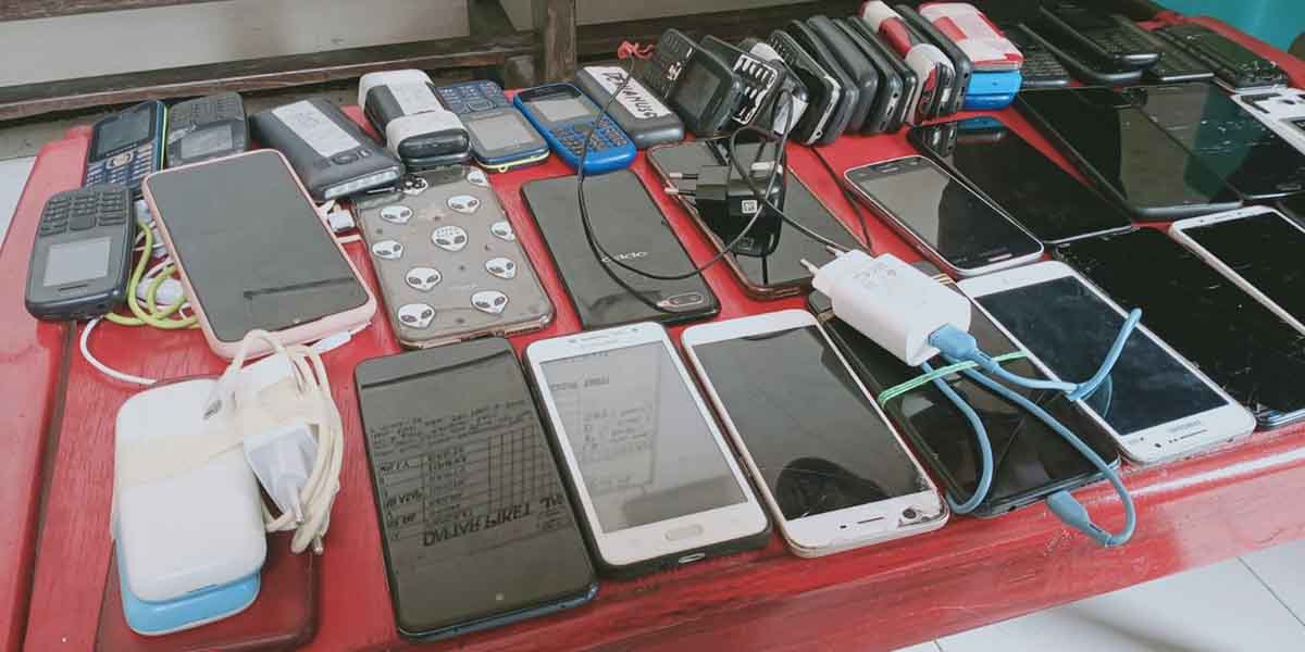 Barang bukti puluhan handphone yang disita dari tahanan Polres Mimika. Foto: Salmawati Bakri/Papua60detik